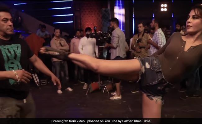 जैकलीन ने मारी सलमान खान को किक, तो ऐसा था भाईजान का रिएक्शन; देखें Video