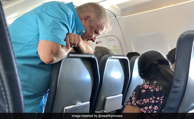 Stranger's Random Act Of Kindness For 2-Year-Old On Flight Is Viral