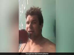 Shirtless Rapper Climbs Highway Sign, Causes Hour-Long Traffic Jam Shirtless Rapper Climbs Highway Sign, Causes Hour-Long Traffic Jam