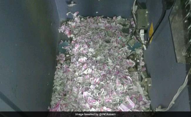 चूहों ने एटीएम मशीन में घुस कुतर डाले 12 लाख रुपये, देखें Viral Video