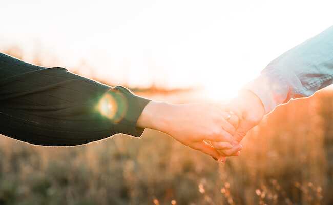 साथी से दूर या अकेले रहने से होती है उम्र कम!