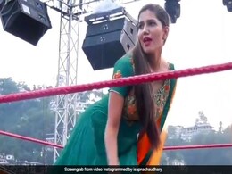 सपना चौधरी ने WWE के रिंग में लगाए ऐसे ठुमके, चित हो गए सारे पहलवान; देखें Video सपना चौधरी ने WWE के रिंग में लगाए ऐसे ठुमके, चित हो गए सारे पहलवान; देखें Video