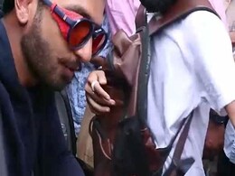 Ranveer Singh के सामने फैन ने उतारी पतलून, और फिर यूं खिंचवाई सेल्फी...देखें वीडियो Ranveer Singh के सामने फैन ने उतारी पतलून, और फिर यूं खिंचवाई सेल्फी...देखें वीडियो