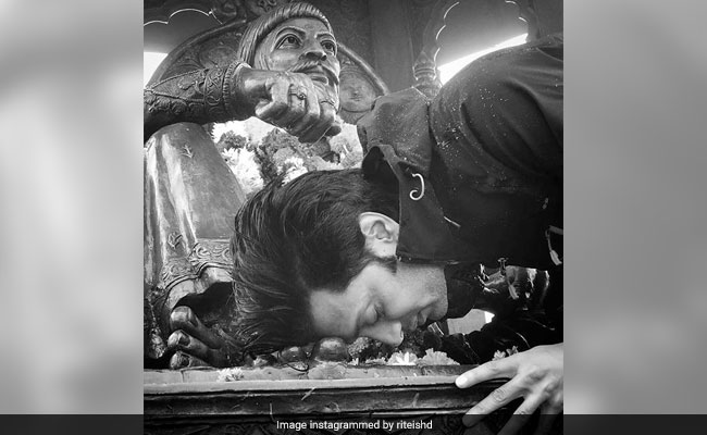 रितेश देशमुख ने शिवाजी की प्रतिमा संग शेयर की तस्वीर, विवाद होने पर मांगी माफी