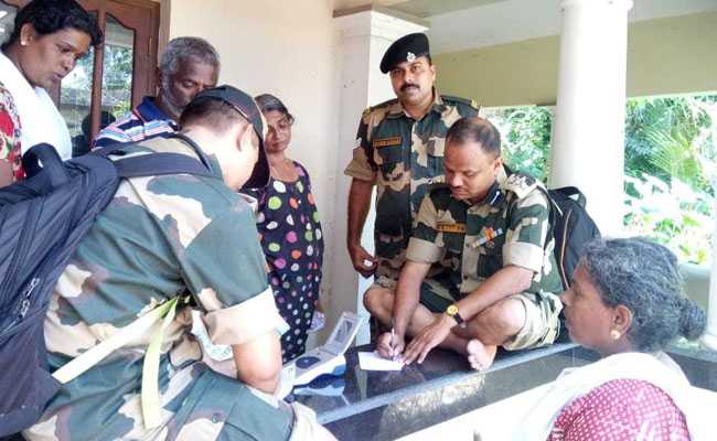केरल में बाढ़ के बाद बीएसएफ चिकित्सक पीड़ितों के इलाज में जुटे