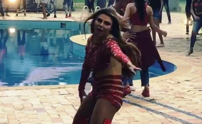 इस एक्ट्रेस ने बताया नाक के बालों से होती है हार्ट में ब्लॉकेज, और कर दिया कुछ ये काम...देखें Video