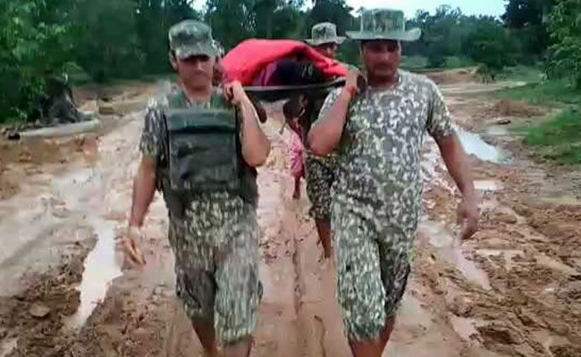 छत्तीसगढ़ : बीमार महिला को स्ट्रेचर पर लेकर 40 किलोमीटर पैदल चले आईटीबीपी के जवान, बच गई जान, देखें तस्वीरें