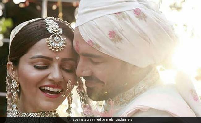 'मेरा लौंग गवाचा' पर डांस करते हुए मंडप में की एंट्री, देखें रुबीना दिलाइक की शादी के Videos