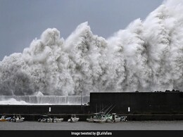 Typhoon Jebi का कहर: जापान में 25 साल का सबसे शक्तिशाली तूफान, देखें Video और Photos Typhoon Jebi का कहर: जापान में 25 साल का सबसे शक्तिशाली तूफान, देखें Video और Photos