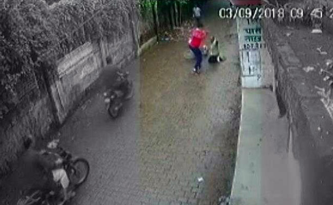 इलाहाबाद: पीट-पीटकर रिटायर्ड दारोगा की हत्या, कैमरे में कैद हुई लाठी-डंडों से पिटाई, देखें VIDEO