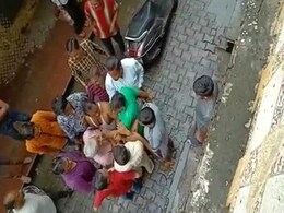 VIDEO: बीजेपी नेता की दादागीरी, मामूली विवाद में बुजुर्ग को लाठी-डंडों से दौड़ा-दौड़ाकर पीटा VIDEO: बीजेपी नेता की दादागीरी, मामूली विवाद में बुजुर्ग को लाठी-डंडों से दौड़ा-दौड़ाकर पीटा