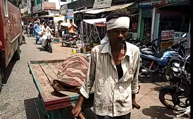 इंसानियत शर्मसार:  मध्य प्रदेश में इस गरीब का शव ठेले पर ले जाने को मजबूर परिवार