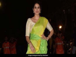 साड़ी पहनकर फुटबॉल खेलती नजर आईं क्रिकेटर जहीर खान की पत्नी, एक्ट्रेस ने यूं लगाई जोरदार किक साड़ी पहनकर फुटबॉल खेलती नजर आईं क्रिकेटर जहीर खान की पत्नी, एक्ट्रेस ने यूं लगाई जोरदार किक