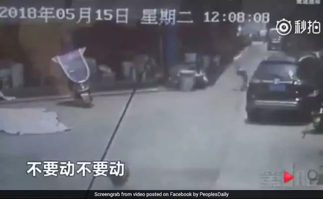 VIDEO: 2 मंजिला इमारत से गिर रही थी बच्ची, नीचे खड़े शख्स ने ऐसे दिखाई चतुराई