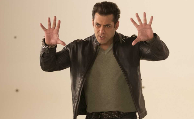 सलमान खान का धमाकेदार तोहफा, 'रेस 3' का 'Selfish' लिखने के बाद गाया 'दस का दम'; देखें वीडियो