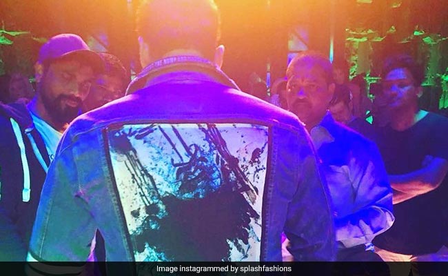 सलमान खान ने उठाया मार्कर और अपनी जैकेट पर बनाया कुछ ऐसा, देखकर कहेंगे WOW!