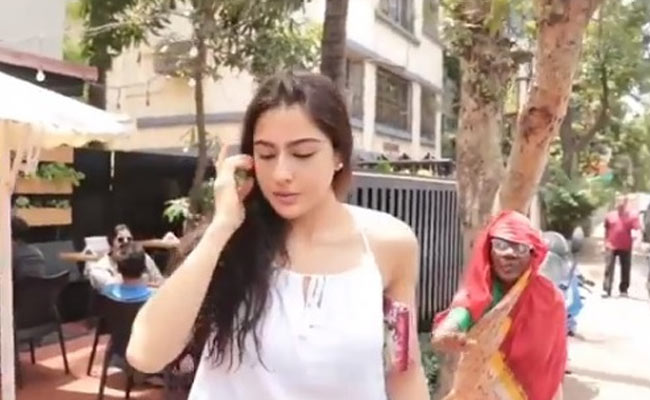 रेस्तरां से निकली सारा अली खान का वीडियो हुआ वायरल, फैन्स का यूं आया रिएक्शन