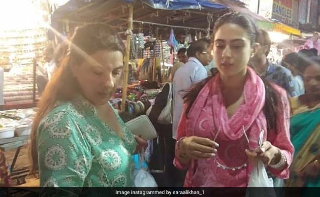 सड़कों पर सैफ अली खान की बेटी, मां के साथ की ईद की शॉपिंग
