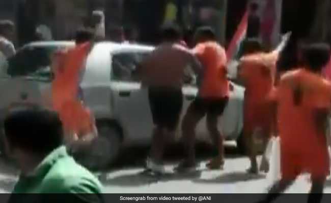 कांवड़ियों के तांडव का एक और वीडियो : अब मुजफ्फरनगर में कांवड़ियों ने कार को किया चकनाचूर