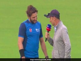 वेस्टइंडीज और वर्ल्ड इलेवन के मैच के दौरान शाहिद अफरीदी ने दिखाई दरियादिली..... वेस्टइंडीज और वर्ल्ड इलेवन के मैच के दौरान शाहिद अफरीदी ने दिखाई दरियादिली.....