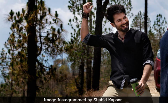 Viral: Shahid Kapoor Looks Happy And Bright On The Sets Of <I>Batti Gul Meter Chalu</I>