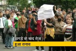 शिलांग में ताजा झड़पों के बाद सेना का फ्लैग मार्च शिलांग में ताजा झड़पों के बाद सेना का फ्लैग मार्च