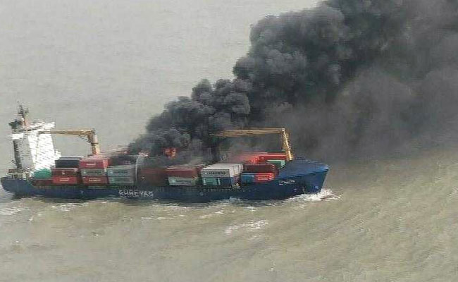 कोलकाता जा रहे जहाज के कंटेनर में विस्‍फोट के बाद लगी आग, सभी 22 क्रू मेंबर को बचाया गया