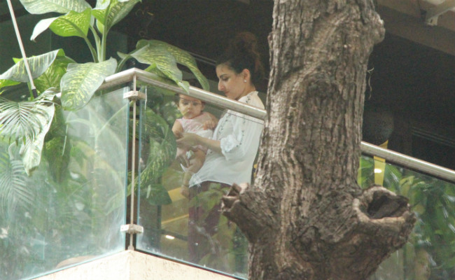 Soha Ali Khan And Daughter Inaaya Chill At Kareena Kapoor's Home When Saif Ali Khan And Family Are Away On Holiday