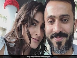 बिजी शेड्यूल के बीच आनंद आहूजा के साथ यूं मस्ती कर रहीं सोनम कपूर, देखें Cute Video बिजी शेड्यूल के बीच आनंद आहूजा के साथ यूं मस्ती कर रहीं सोनम कपूर, देखें Cute Video