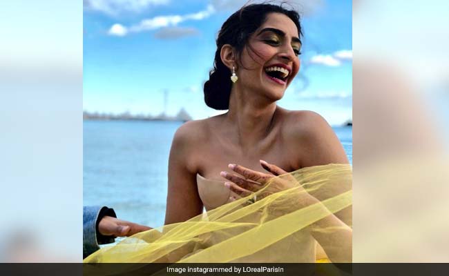 सोनम कपूर ने कान फिल्म फेस्टिवल में फिर बिखेरा जलवा, जरूर देखना चाहेंगे Photos सोनम कपूर ने कान फिल्म फेस्टिवल में फिर बिखेरा जलवा, जरूर देखना चाहेंगे Photos