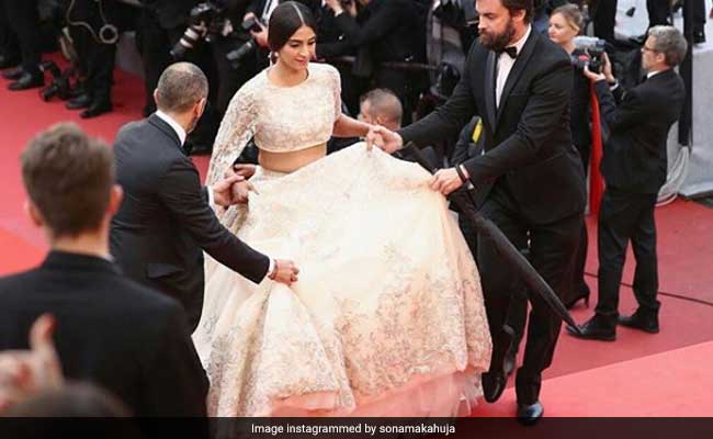 Cannes के रेड कारपेट पर छाया सोनम कपूर का देसी लुक, हाथों पर दिखी शादी की मेहंदी