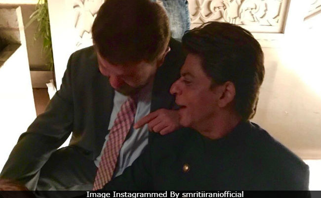 Smriti Irani's Caption For This Pic Of Shah Rukh Khan With Her Husband Zubin Irani Is Winning The Internet
