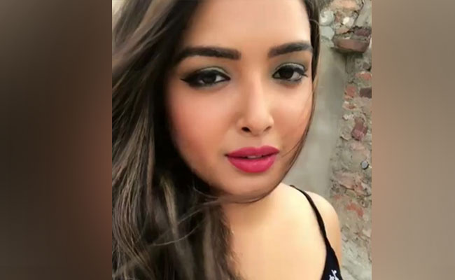 आम्रपाली दुबे ने किया जाह्नवी कपूर को कॉपी, इस शख्स को कह बैठीं- 'आई लव यू', देखें वीडियो