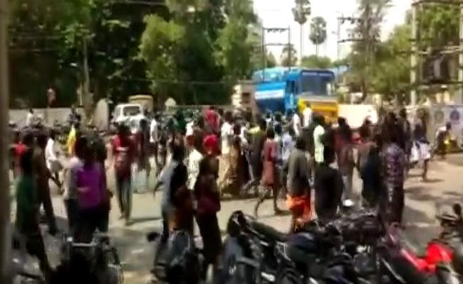 तमिलनाडु में स्टरलाइट कॉपर यूनिट के खिलाफ प्रदर्शन के दौरान पुलिस फायरिंग में 9 की मौत