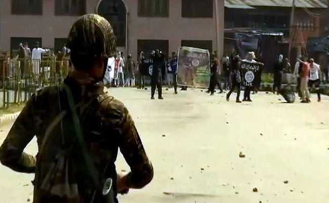 श्रीनगर में ईद की नमाज के बाद पत्थरबाजी, IS और पाकिस्तान के झंडे भी लहराए गए