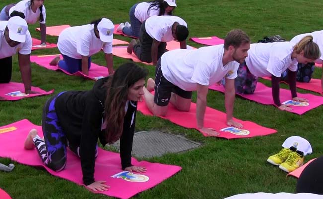 Yoga Lovers Meet At Britain's Stonehenge, Greet Rising Sun, Perform <i>Asanas</i>