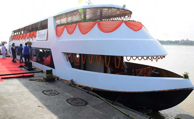 वाराणसी में योगी आदित्यनाथ ने अलकनंदा क्रूज का उद्घाटन किया, जानें क्या है इसकी खासियत