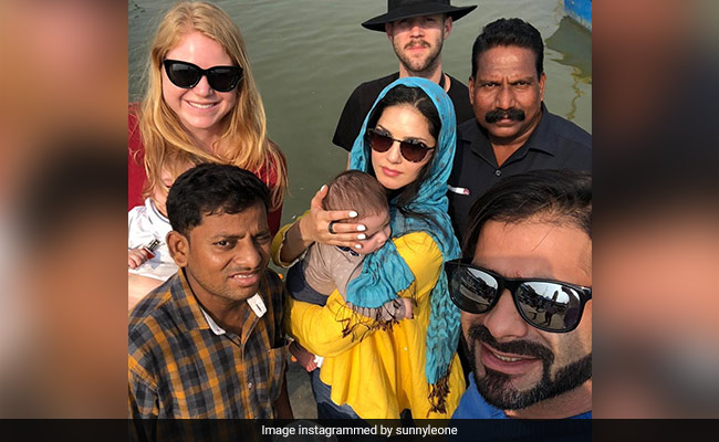 बच्चों को नाना-नानी का आशीर्वाद दिलाने गंगा घाट पहुंची सनी लियोन, फोटो हुई वायरल