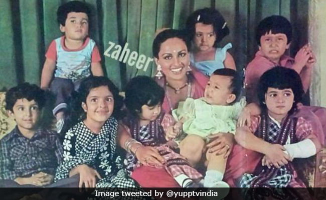 Twinkle Khanna, Hrithik Roshan And Friends In Mega Throwback Pic. Guess Who's Who