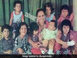 Twinkle Khanna, Hrithik Roshan And Friends In Mega Throwback Pic. Guess Who's Who Twinkle Khanna, Hrithik Roshan And Friends In Mega Throwback Pic. Guess Who's Who