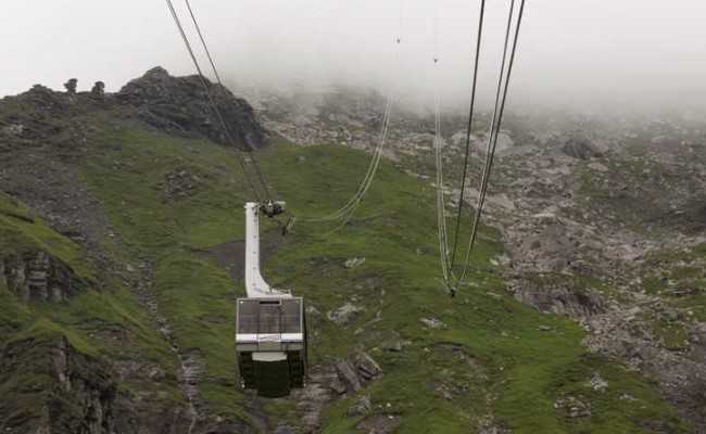 Tourists Evacuated Due To Cable Car Malfunction In Swiss Alps