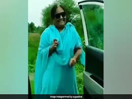 आंटी ने चलती गाड़ी से उतरकर किया डांस, हॉर्न बजा रहे ड्राइवर को यूं लगाई फटकार.. देखें Video आंटी ने चलती गाड़ी से उतरकर किया डांस, हॉर्न बजा रहे ड्राइवर को यूं लगाई फटकार.. देखें Video