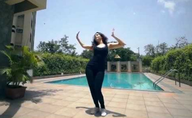 Video: 'बाहुबली' की एक्ट्रेस ने विदेशी धुन पर देसी अंदाज में किया डांस, तो फैन्स बोले- झकास...