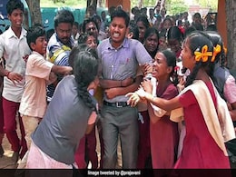 टीचर का तबादला हुआ तो धरने पर बैठे छात्र, रोते हुए पैर पकड़कर रोकने लगे टीचर का तबादला हुआ तो धरने पर बैठे छात्र, रोते हुए पैर पकड़कर रोकने लगे