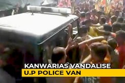 Mob Of Kanwar Pilgrims Bullies Cops In UP, Vandalises Emergency Van Mob Of Kanwar Pilgrims Bullies Cops In UP, Vandalises Emergency Van