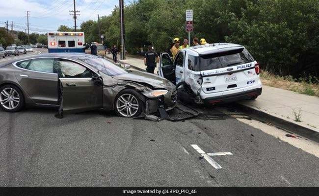 Autonomous Tesla Drives Into Police Car While The Driver Watched A Movie&nbsp;