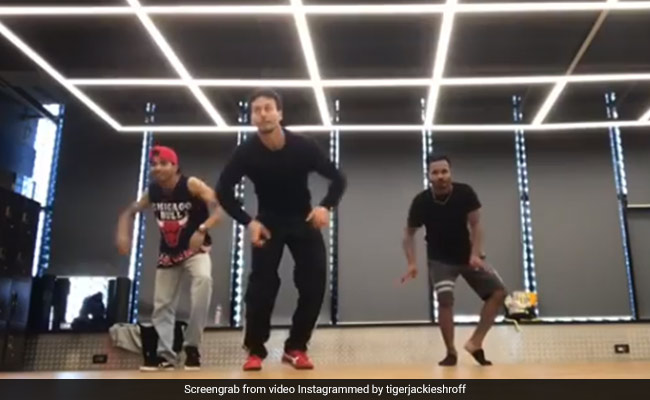 आते ही वायरल हुआ टाइगर श्रॉफ का डांस वीडियो, ऐसे दे रहे वरुण धवन को टक्कर