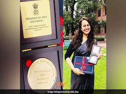 UPSC 2015 टॉपर टीना डाबी ने फिर किया टॉप, इस बार राष्ट्रपति से मिला गोल्ड मेडल UPSC 2015 टॉपर टीना डाबी ने फिर किया टॉप, इस बार राष्ट्रपति से मिला गोल्ड मेडल