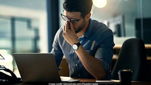 Healthy Eyes Tips: लैपटॉप और मोबाइल पर बिताते हैं ज्यादा समय, तो आंखों को हेल्दी रखने के लिए रोजाना करें ये 4 काम