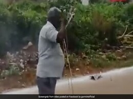 अंकल ने सिगरेट से छोड़े Rocket, सोशल मीडिया पर वायरल हुआ VIDEO अंकल ने सिगरेट से छोड़े Rocket, सोशल मीडिया पर वायरल हुआ VIDEO